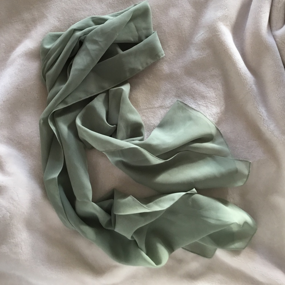 Scarf/ Wrap/ shawl 69” x 18” like new condition - Picture 2 of 3